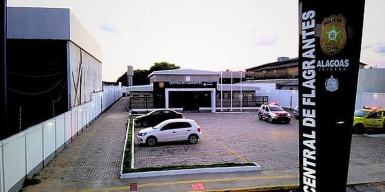 Homem é preso após agredir companheira e ser encontrado dormindo em casa