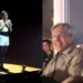 Caetano Veloso prestigia show de Rosalía e recebe homenagem especial