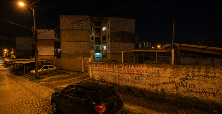 Homem é preso após agredir policiais e resistir abordagem em Maceió