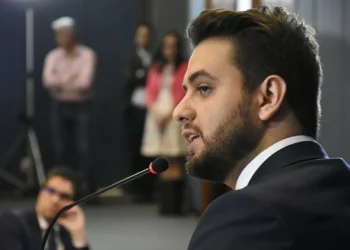 Justiça dos EUA determina investigação sobre documento falso usado para prender Filipe Martins