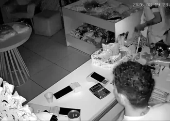 Câmera de segurança registra furto em loja de roupas no Centro de Arapiraca