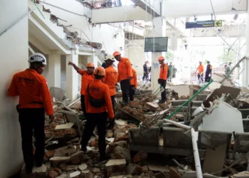 Terremoto de magnitude 7,7 causa devastação e deixa vítimas na Indonésia
