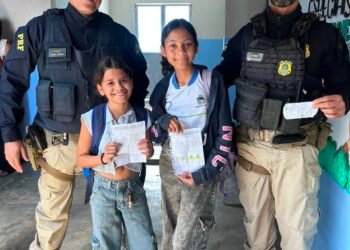 Ação educativa da PRF emociona crianças em escola de Santana do Ipanema, Alagoas