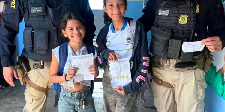 Ação educativa da PRF emociona crianças em escola de Santana do Ipanema, Alagoas