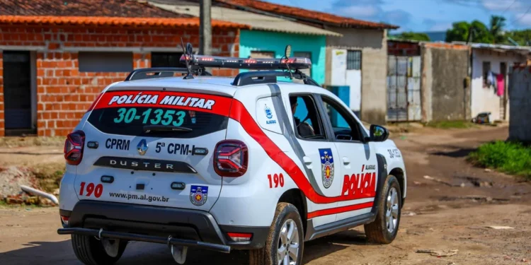 Homem embriagado ameaça família e tenta agredir filho com enxada em Arapiraca