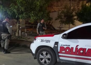 Jovem é assassinado com tiros na cabeça em praça de Maceió