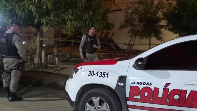 Jovem é assassinado com tiros na cabeça em praça de Maceió
