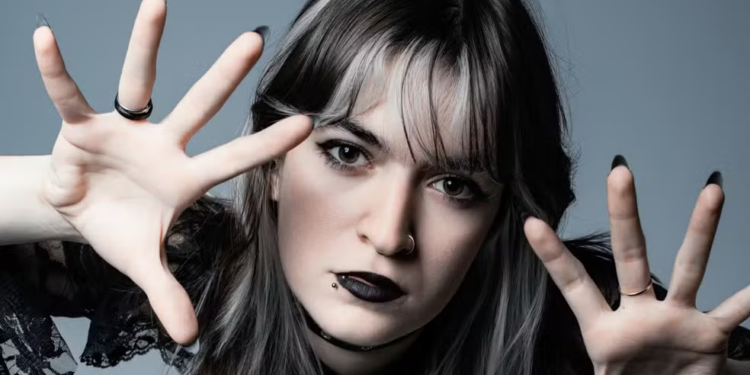 Jovem ‘estaciona’ carro após batida e viraliza como ‘Vampira do Drift’