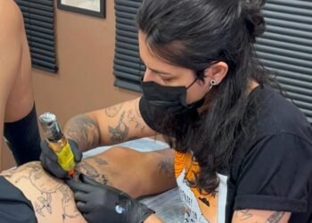 Tatuadora promove recomeços através da arte da tatuagem em Alagoas
