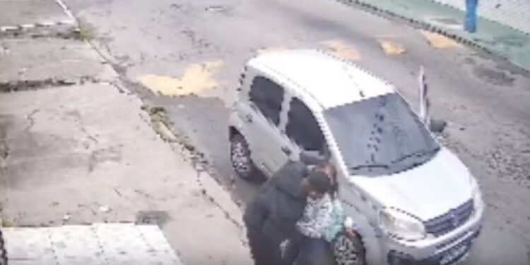 Criança implora para não ter celular roubado durante assalto em Duque de Caxias