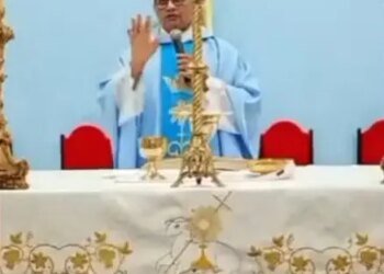 Tiroteio interrompe transmissão ao vivo de missa e padre acalma fiéis