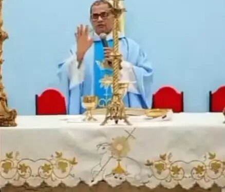 Tiroteio interrompe transmissão ao vivo de missa e padre acalma fiéis