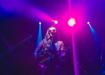 Fernanda Guimarães homenageia Rita Lee e Cássia Eller em show especial no Jaraguá