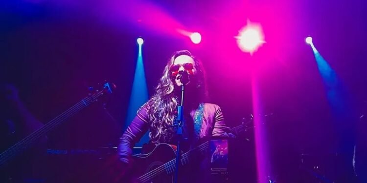 Fernanda Guimarães homenageia Rita Lee e Cássia Eller em show especial no Jaraguá