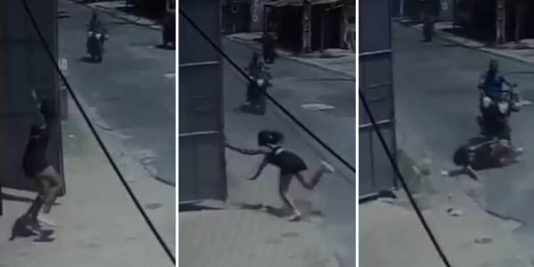 Mulher é derrubada por vento, cai na rua e é atingida por motocicleta