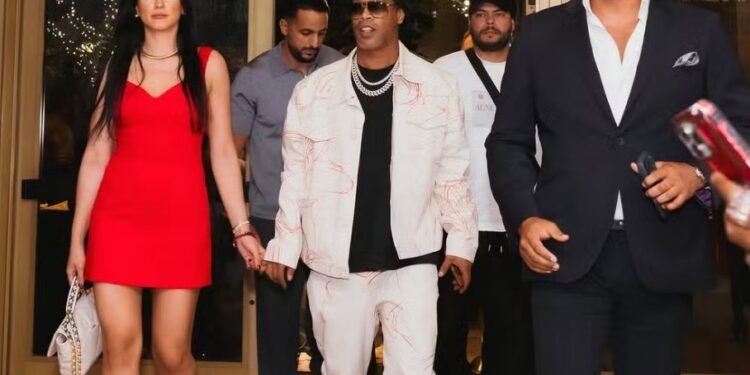Ronaldinho Gaúcho chega à Itália para confirmar retorno ao futebol profissional