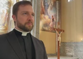 Padre exorcista atende demanda crescente com equipe multidisciplinar
