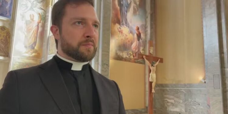 Padre exorcista atende demanda crescente com equipe multidisciplinar