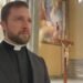 Padre exorcista atende demanda crescente com equipe multidisciplinar