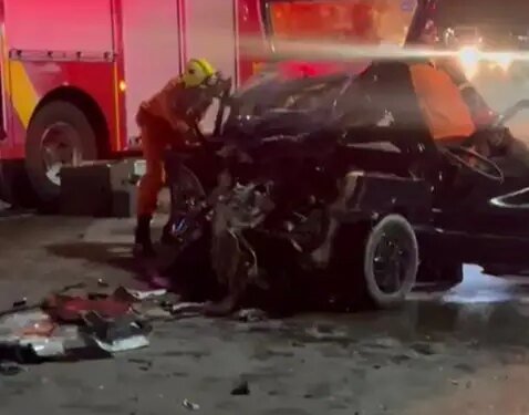 Grave acidente na BR 104 deixa motorista preso às ferragens após colisão com caminhão