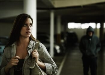 Crescem os registros de perseguição contra mulheres em Alagoas e especialistas reforçam alerta