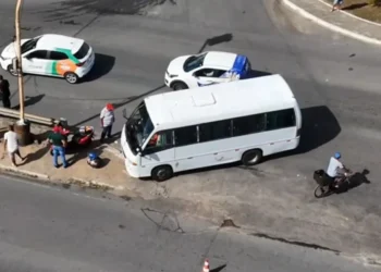 Acidente envolvendo moto e micro-ônibus deixa mulher ferida em Arapiraca