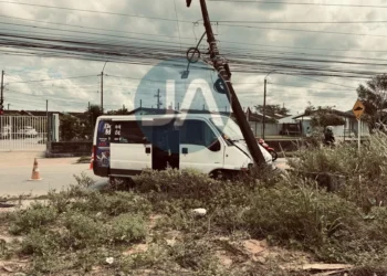 Van colide em poste de energia após acidente em Arapiraca