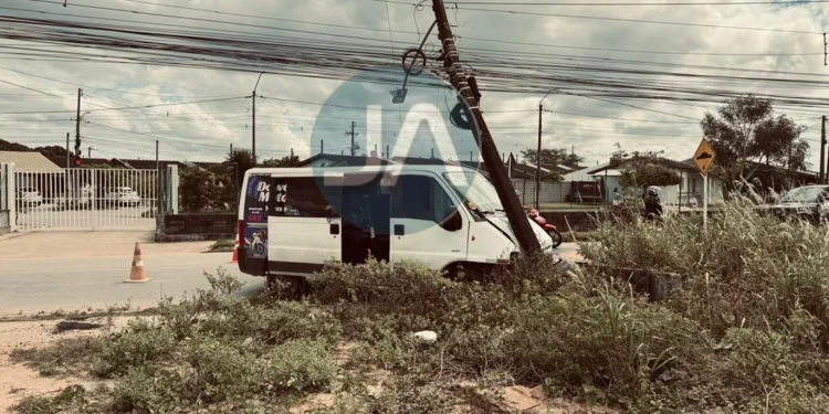 Van colide em poste de energia após acidente em Arapiraca