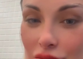 Andressa Urach se encanta por rapaz em Maceió durante reality show
