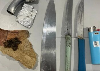 Armas brancas e drogas são encontradas nos fundos de escola em Maceió