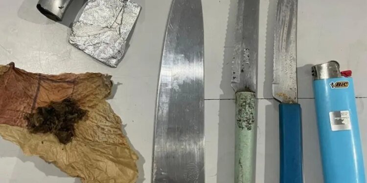 Armas brancas e drogas são encontradas nos fundos de escola em Maceió