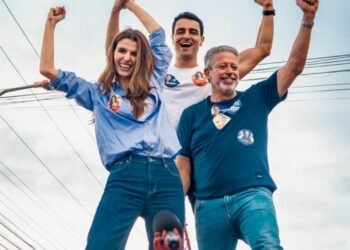 Arthur lidera caravana na Zona da Mata ao lado de JHC e Marina