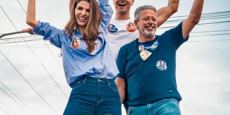 Arthur lidera caravana na Zona da Mata ao lado de JHC e Marina