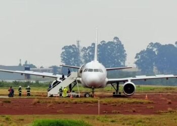 Airbus da Latam sai da pista após pouso no Paraná