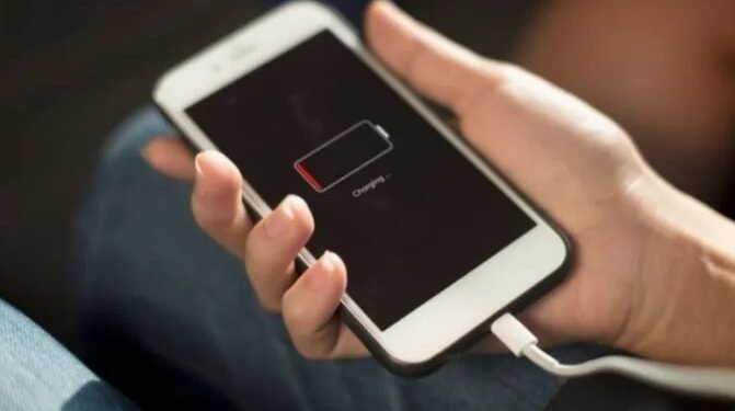 Saiba como escolher e utilizar um carregador de celular ou notebook de outra marca de forma segura