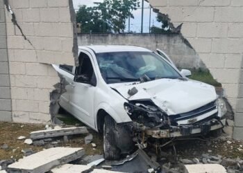 Veículo colide contra muro de condomínio durante a madrugada no Antares