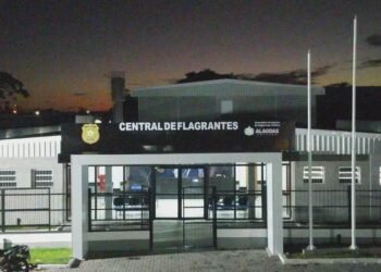 Filho é detido em loja de conveniência de posto acusado de intimidar e desrespeitar a mãe