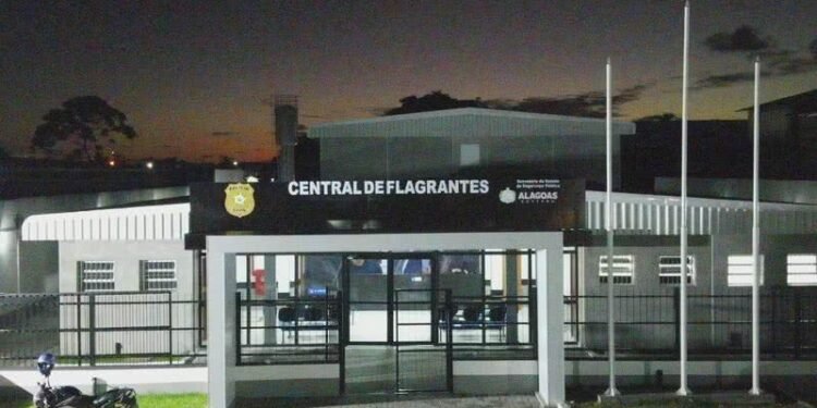 Filho é detido em loja de conveniência de posto acusado de intimidar e desrespeitar a mãe
