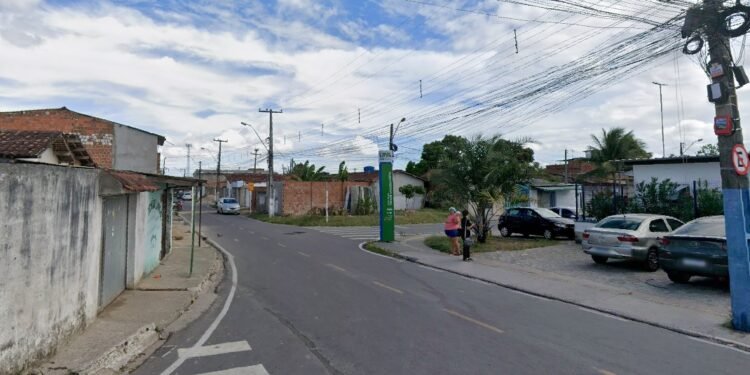 Homem é detido por suspeita de tráfico de drogas em praça de Maceió