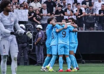 Santos vence Corinthians com gol de Oliva e respira no Brasileirão