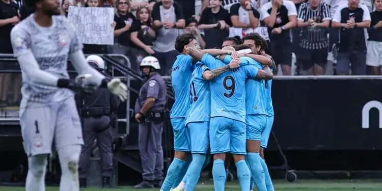 Santos vence Corinthians com gol de Oliva e respira no Brasileirão