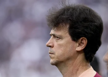 Fernando Diniz explica ausência de Carrillo e cobra intensidade do Corinthians após derrota para o Santos
