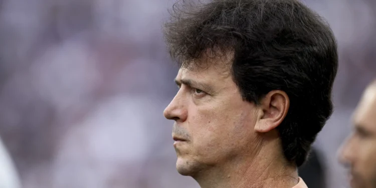 Fernando Diniz explica ausência de Carrillo e cobra intensidade do Corinthians após derrota para o Santos