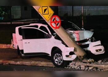 Acidente em Minas Gerais deixa duas pessoas feridas após colisão contra poste