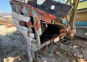 Operação de ordenamento no Centro Pesqueiro de Jaraguá remove embarcações abandonadas e reorganiza espaço público