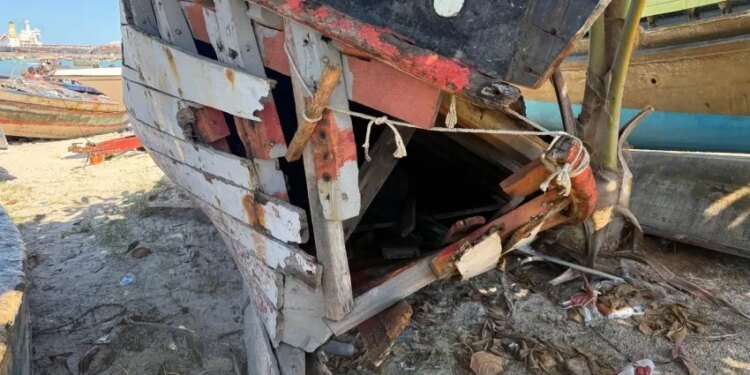 Operação de ordenamento no Centro Pesqueiro de Jaraguá remove embarcações abandonadas e reorganiza espaço público