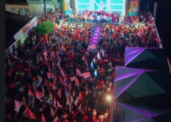 Evento de Guilherme Lopes reúne multidão em Penedo durante lançamento de candidatura