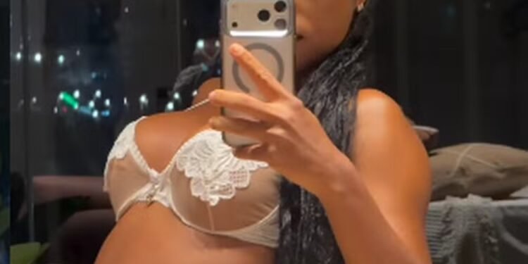 Ex-BBB Lumena chama atenção ao exibir corpo definido em lingerie branca