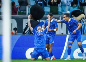 Grêmio vence Chapecoense de virada e encerra jejum no Brasileirão