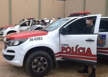 Polícia apreende arma de fogo após denúncia em bairro de Maceió